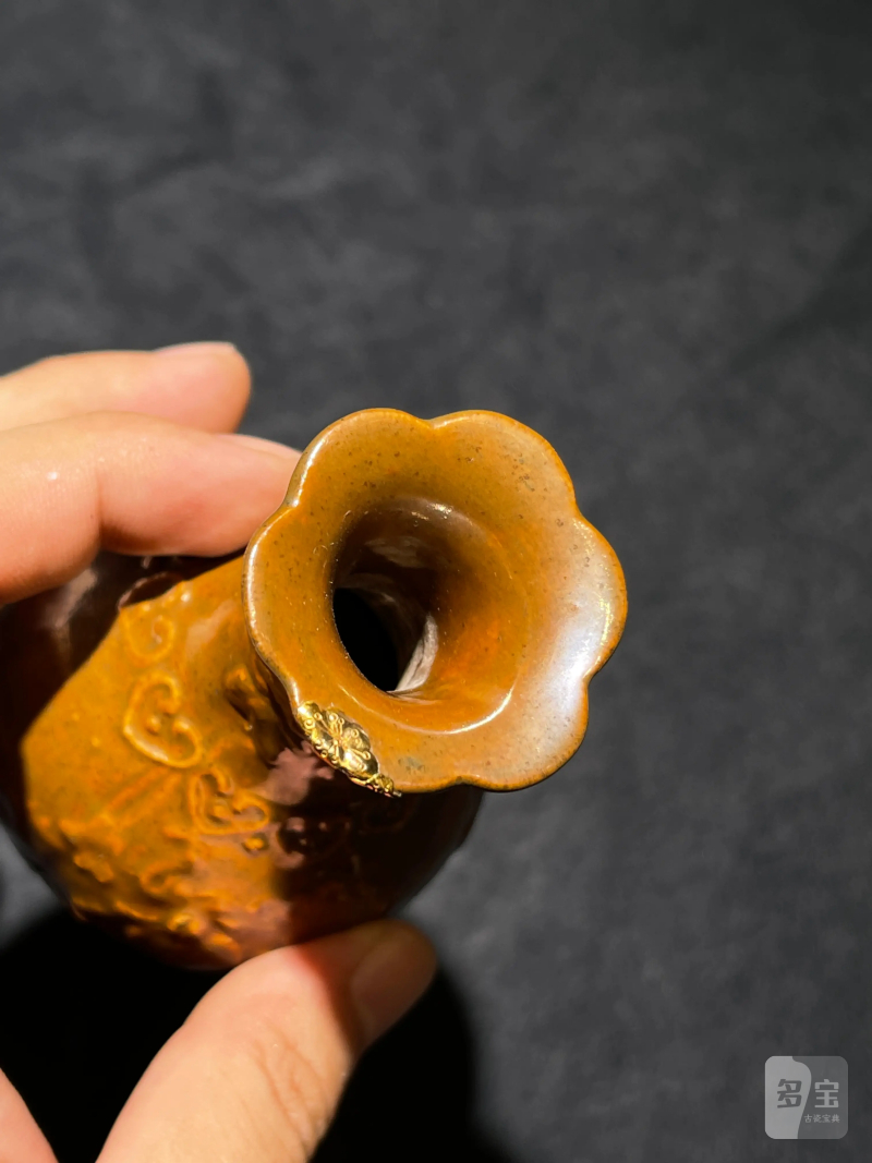 清乾隆 紫金釉模印瓜瓞连绵纹花口瓶 - 图6